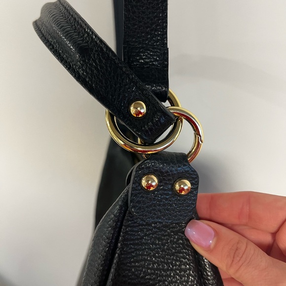 Classic Black Leather Shoulder Bag - Versatile Everyday Style - Picture 3 of 9